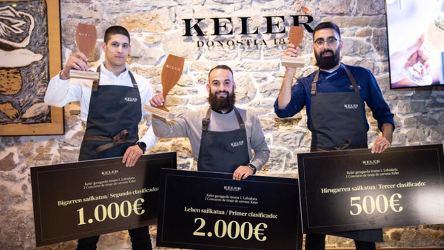 Los tres ganadores del concurso, con Aitor Calvo, de la Cafetería Fournier, sujetando el cheque de 1.000 euros