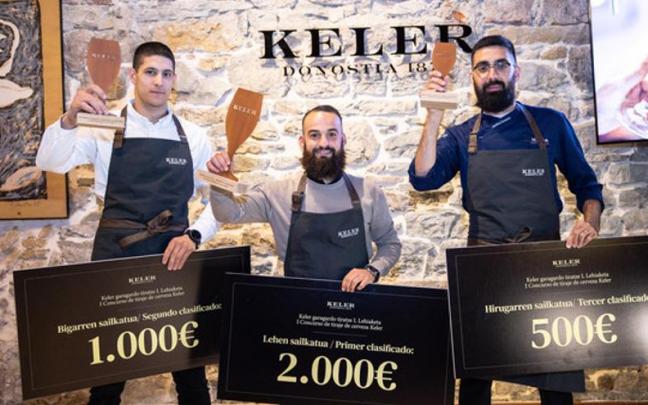 Los tres ganadores del concurso, con Aitor Calvo, de la Cafetería Fournier, sujetando el cheque de 1.000 euros Los tres ganadores del concurso, con Aitor Calvo, de la Cafetería Fournier, sujetando el cheque de 1.000 euros