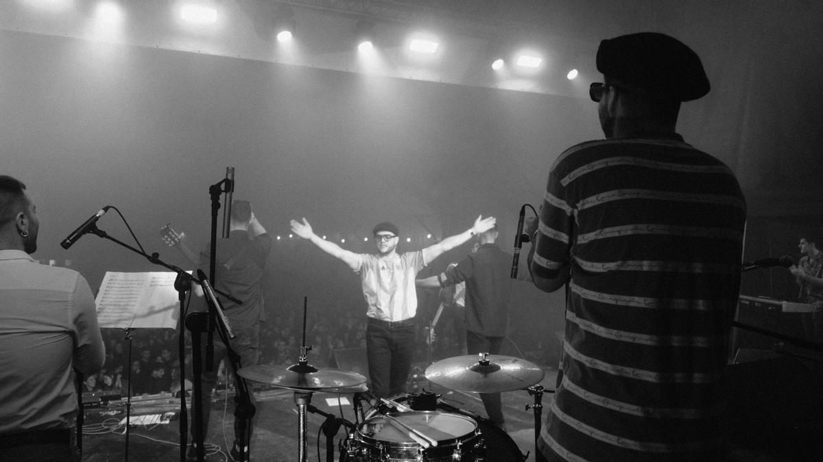 De izquierda a derecha, Beltza, Caete (centro) y Senisa, autores de "No todo es rumba".