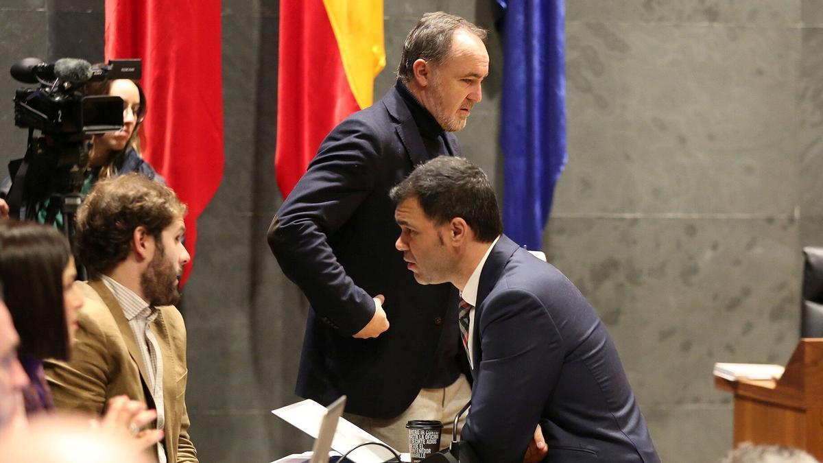 Esparza (UPN) pasa junto a Alberto Bonilla (C’s) y Javier García (PP) con rostro serio y sin mirar.