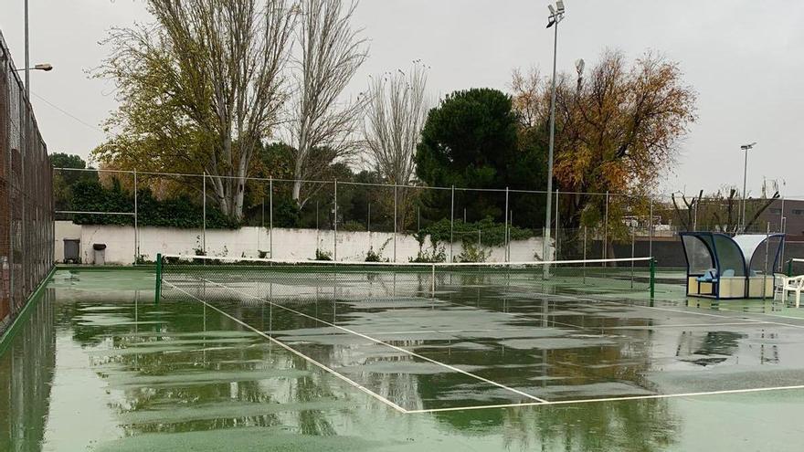 Las pistas de tenis de Parla se han mojado con la lluvia.