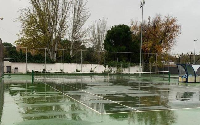 Las pistas de tenis de Parla se han mojado con la lluvia. Las pistas de tenis de Parla se han mojado con la lluvia.