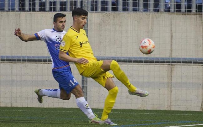 Dos jugadores en una acci&oacute;n durante el Burlad&eacute;s - Alesves