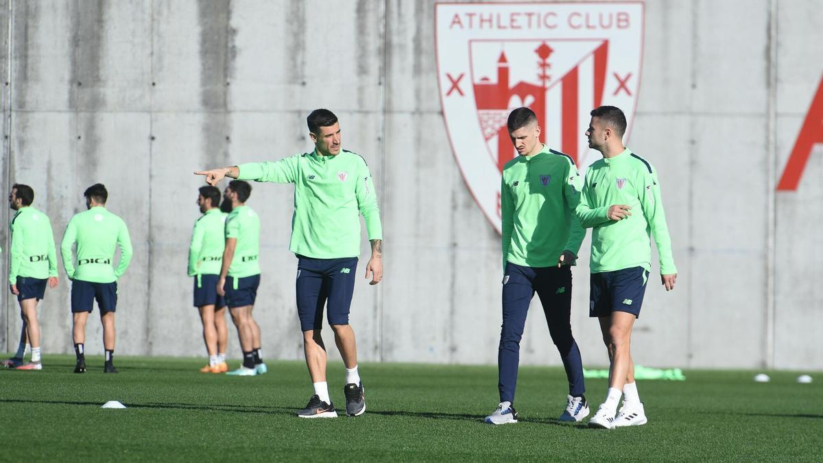 Yuri Berchiche, Oihan Sancet y Gorka Guruzeta charlan durante un entrenamiento en Lezama.