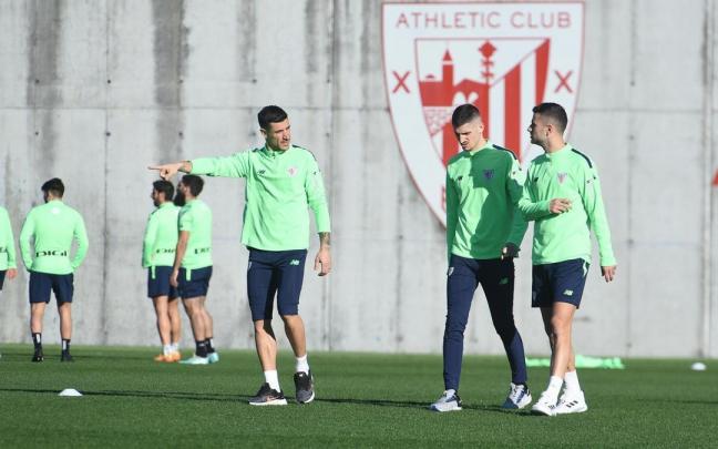 Yuri Berchiche, Oihan Sancet y Gorka Guruzeta charlan durante un entrenamiento en Lezama.