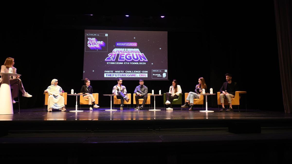 Algunos de los doce participantes en el reto junto a expertos en la materia durante la mesa redonda en la que debatieron sobre tecnología.