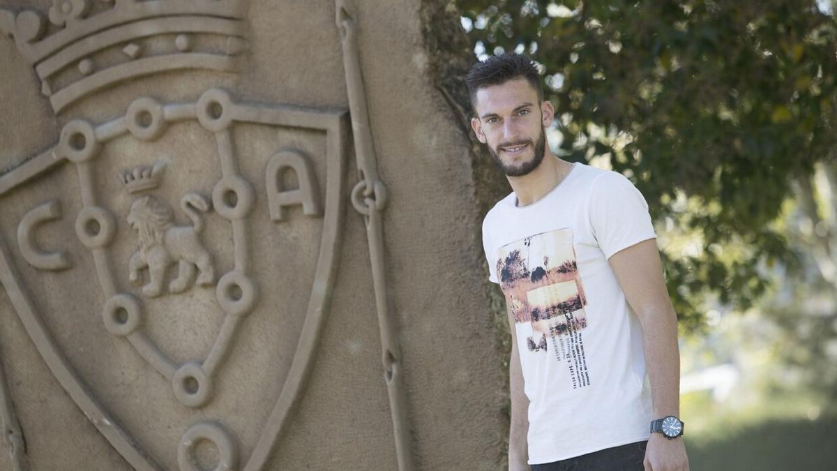 Roberto Torres, junto al escudo de Osasuna