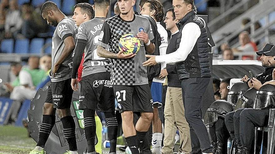 Luis García da una indicación a Javi López durante el partido. | FOTO: ÁREA 11