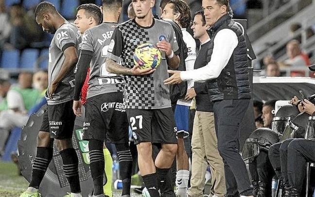 Luis García da una indicación a Javi López durante el partido. | FOTO: ÁREA 11