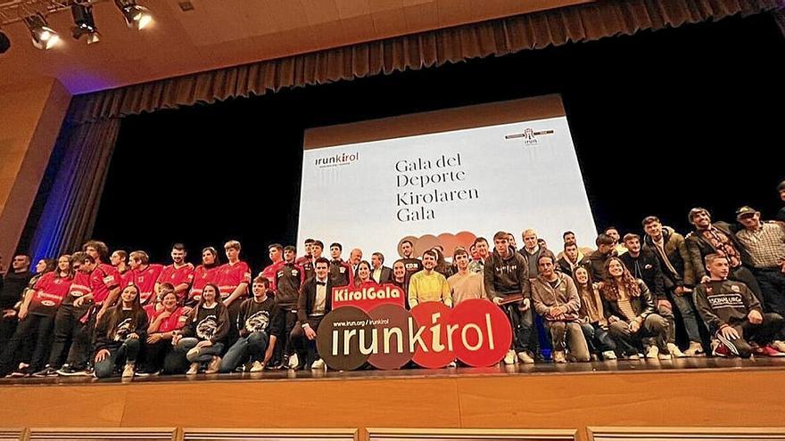 Nominados y premiados subieron al escenario para la tradicional foto de familia. | FOTO: N.G.