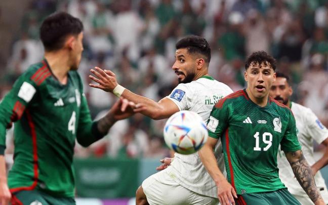 Saleh Al-Shehri (c), de Arabia Saudí, en una acción contra Jorge Sánchez (d). Saleh Al-Shehri (c), de Arabia Saudí, en una acción contra Jorge Sánchez (d).