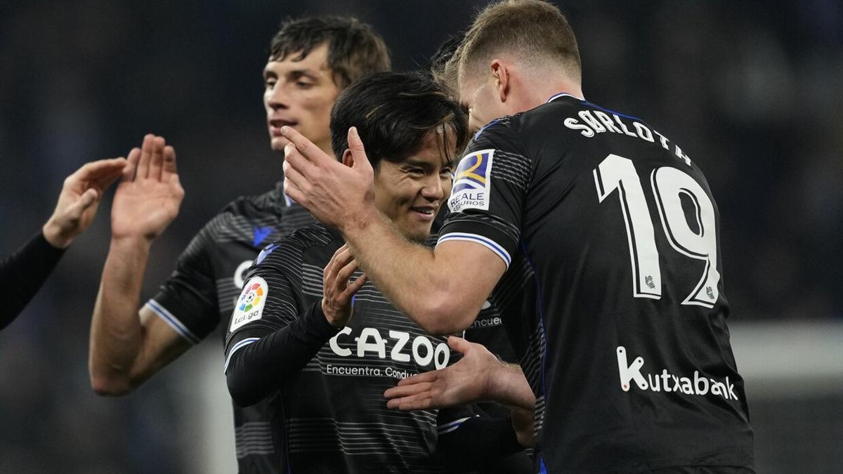 Kubo y Sorloth celebran un gol de la Real en Cornellà