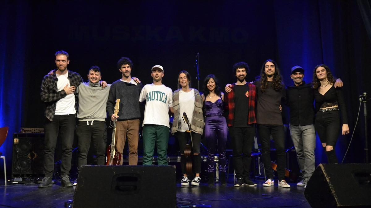 Imagen final de todos los artistas en el escenario de Bilborock.