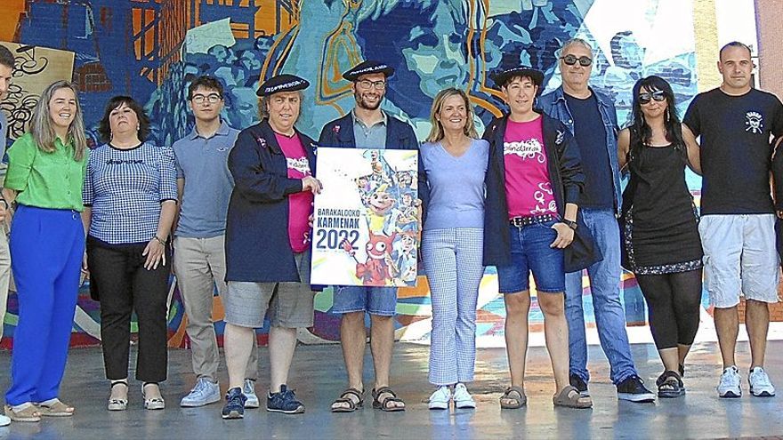 Representantes municipales junto al pregonero, las txupineras y los creadores del nuevo himno de los Karmenak de Barakaldo. | FOTO: M. A. PARDO