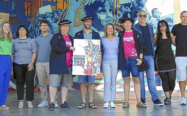 Representantes municipales junto al pregonero, las txupineras y los creadores del nuevo himno de los Karmenak de Barakaldo. | FOTO: M. A. PARDO