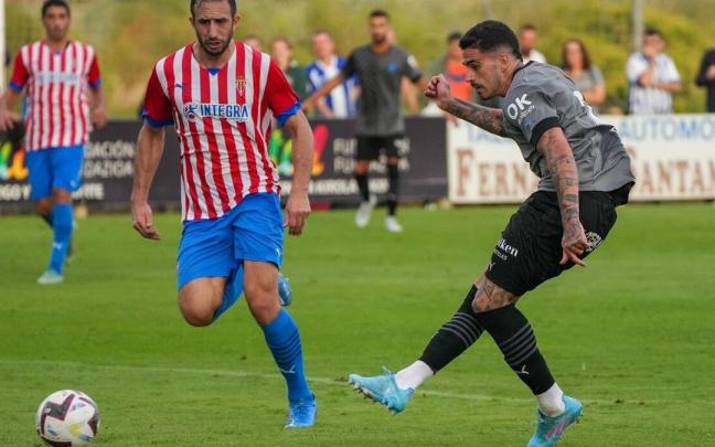 De la Fuente lanza a portería en el amistoso ante el Sporting en Laguardia De la Fuente lanza a portería en el amistoso ante el Sporting en Laguardia