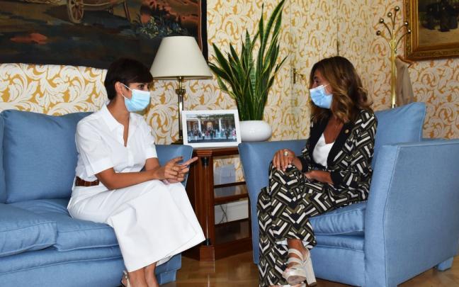 La ministra de Pol&iacute;tica Territorial, Isabel Rodr&iacute;guez, con la consejera de Autogobierno, Olatz Garamendi