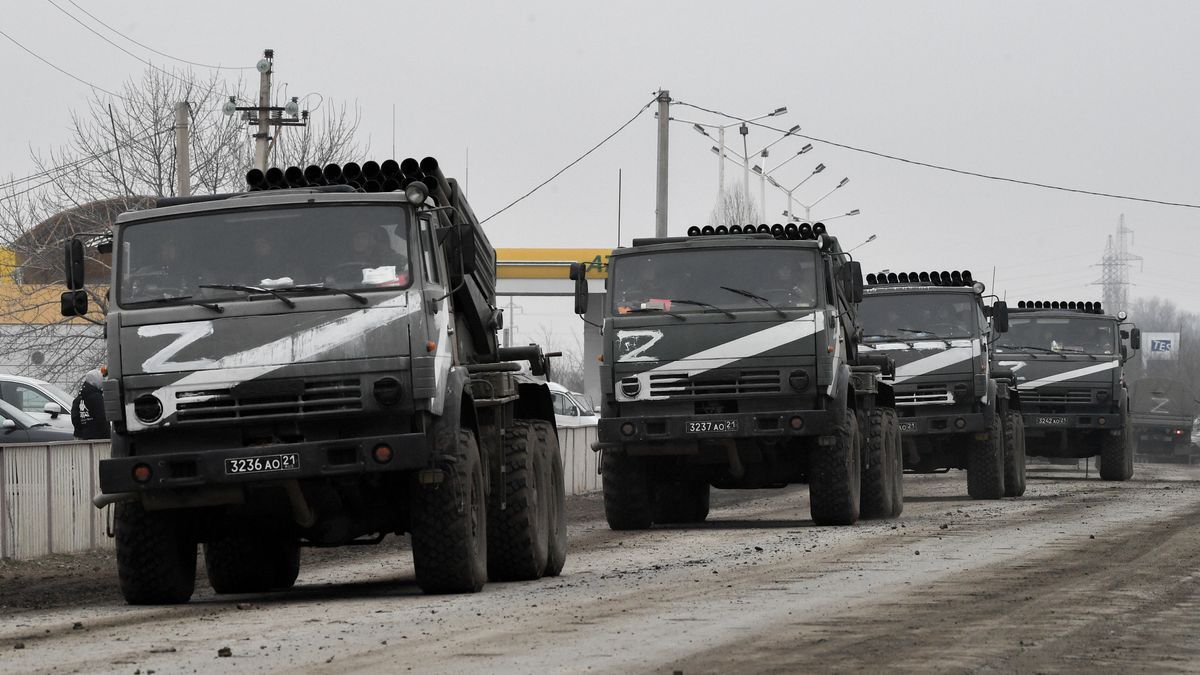 Vehículos militares rusos en la península de Crimea.