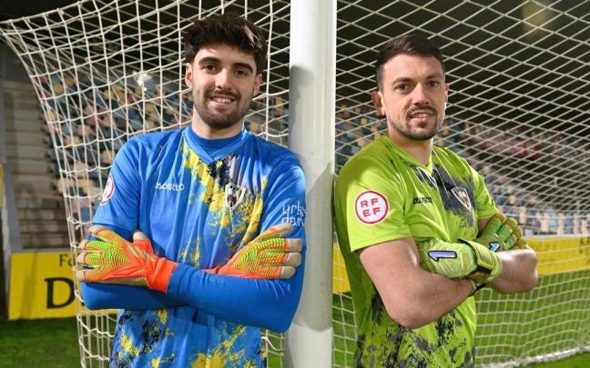 Gorka Campo (izquierda) y Jon Tena (derecha) posan en una de las porterías de Lasesarre antes del entrenamiento.