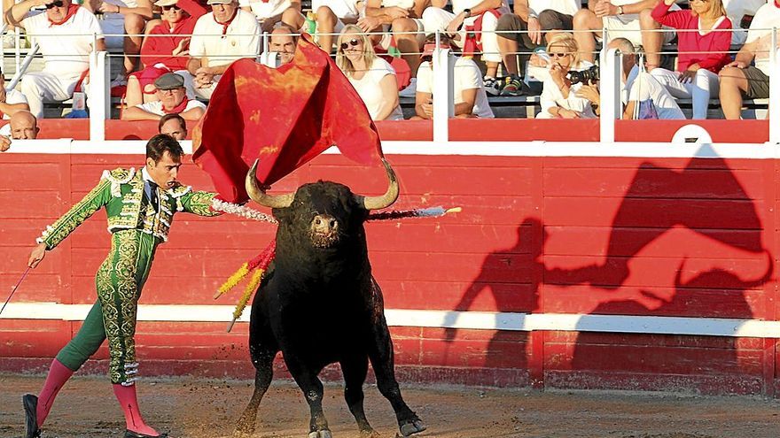 Noé Gómez del Pilar pasa por alto al 6º toro, al que cuajó en larga faena con postrera complicidad con la solanera. Una de la mejores faenas de la temporada en Navarra.