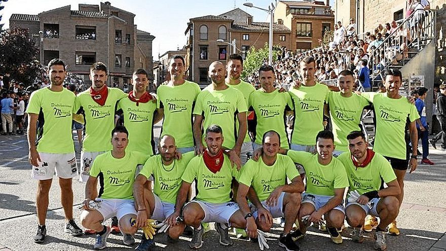 Buena parte de los sogueros posando junto a las gradas.