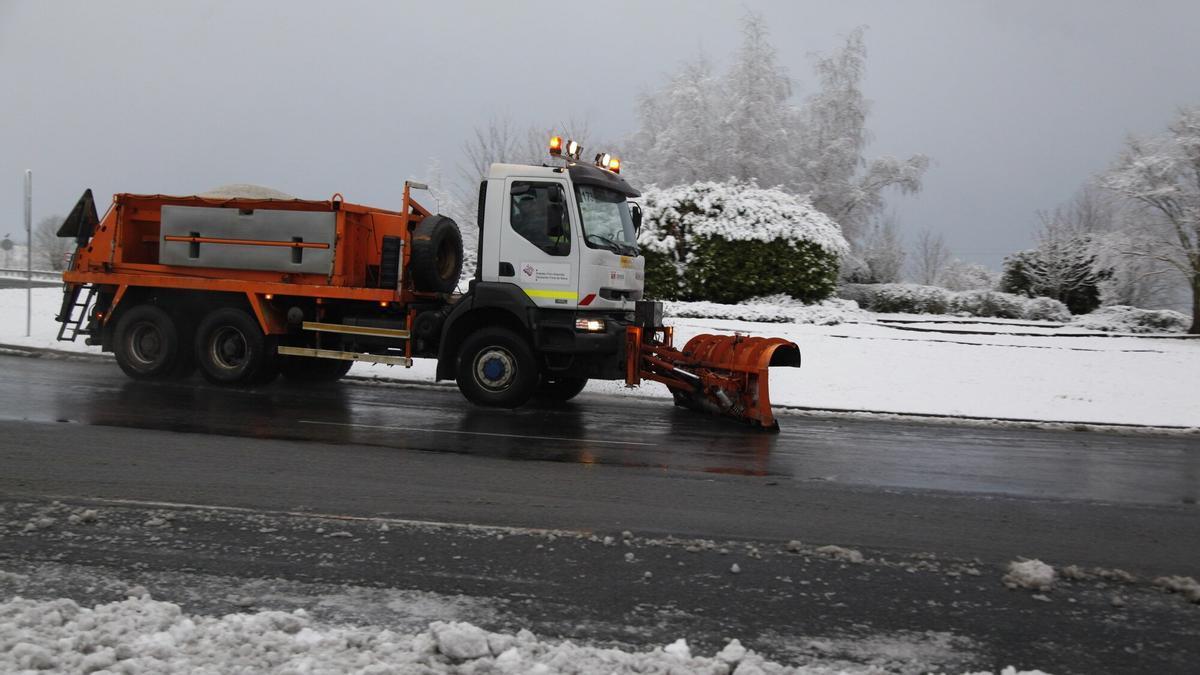 La primera nevada del invierno en Álava ya complica el tránsito por la red viaria