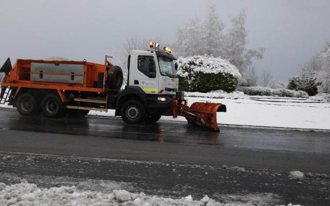 La primera nevada del invierno en Álava ya complica el tránsito por la red viaria La primera nevada del invierno en Álava ya complica el tránsito por la red viaria