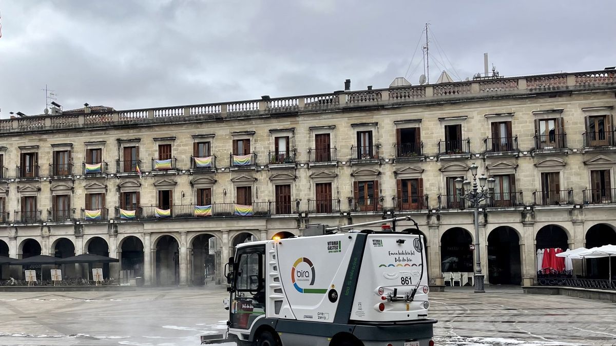 Maquinaria en plena faena en Plaza España.