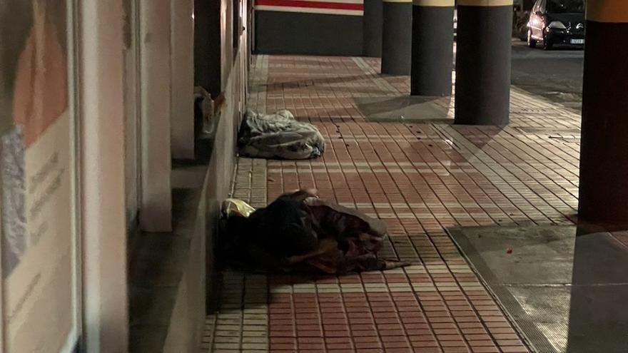 Imagen de archivo de personas sin hogar durmiendo en la calle