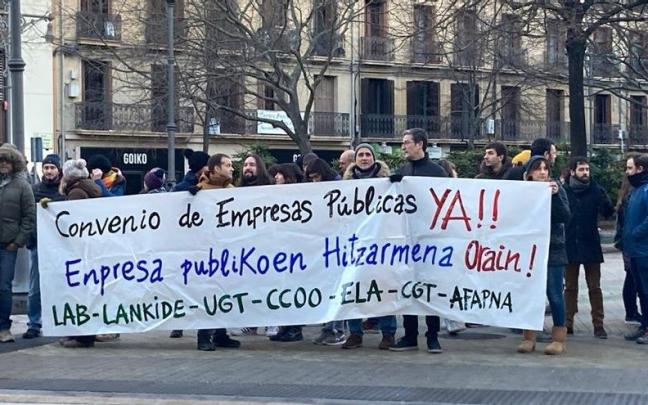 Concentración por un convenio para las empresas públicas del Gobierno foral. Concentración por un convenio para las empresas públicas del Gobierno foral.