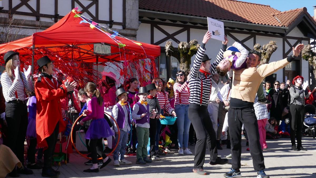 El hombre forzudo de Gure Zirkua en plena actuación.