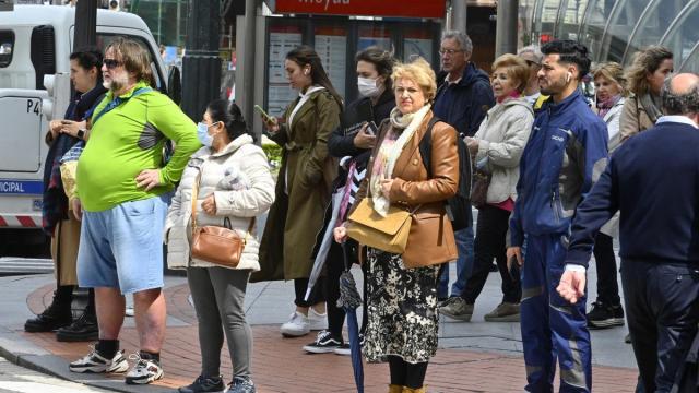 Gente paseando por la calle.