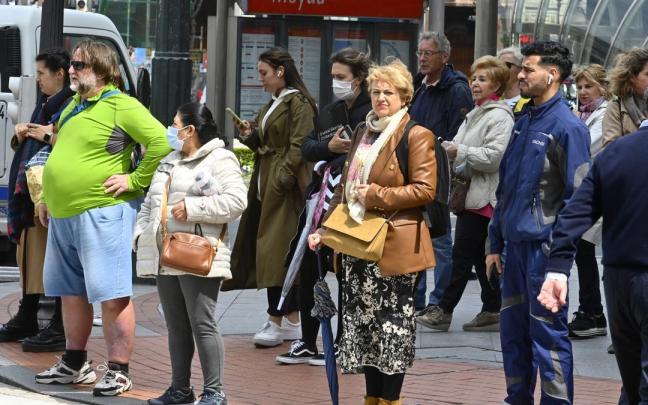 Gente paseando por la calle. Gente paseando por la calle.