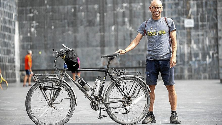 El andoaindarra Aitor Iguiñitz, con su bicicleta