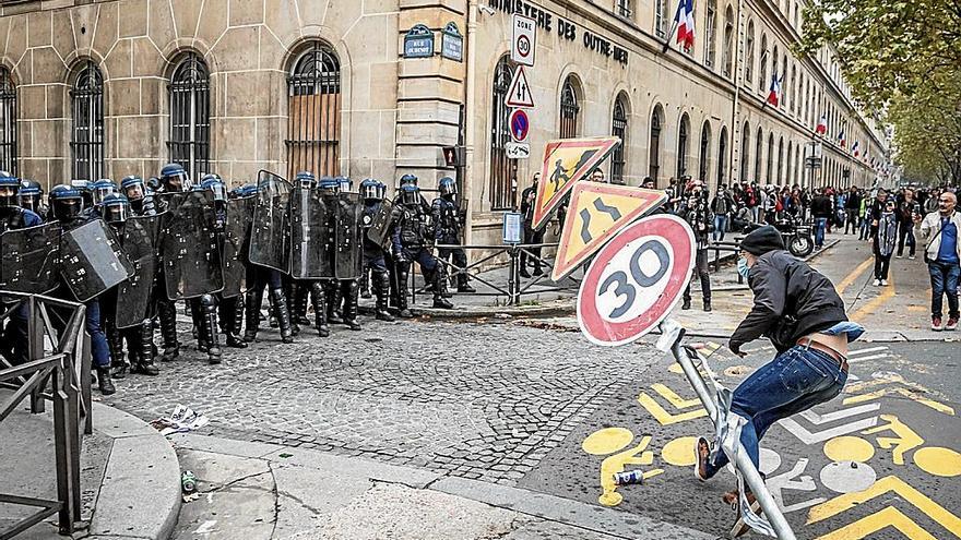 La manifestación de París se vio condicionada por la actuación de algunos grupos de alborotadores. | FOTO: EFE