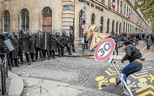 La manifestación de París se vio condicionada por la actuación de algunos grupos de alborotadores. | FOTO: EFE