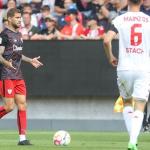 I&ntilde;igo Mart&iacute;nez conduce un bal&oacute;n en el amistoso ante el Mainz 05.