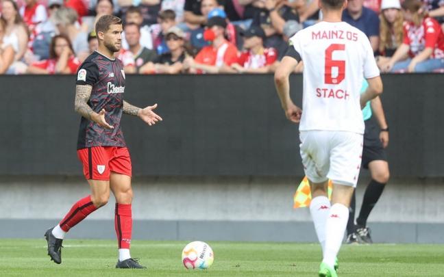 Iñigo Martínez conduce un balón en el amistoso ante el Mainz 05. Iñigo Martínez conduce un balón en el amistoso ante el Mainz 05.