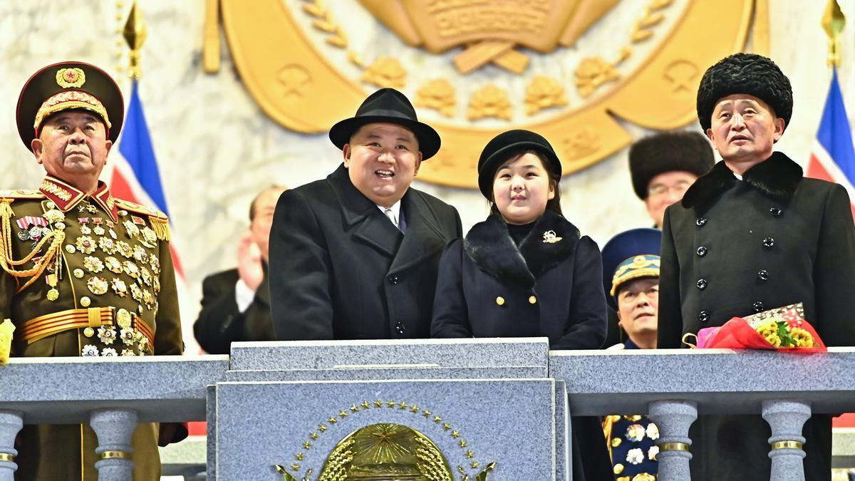 Kim Jong-un, junto a su hija.