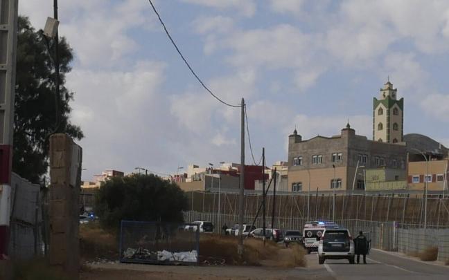 Guardias civiles vigilan la valla de Melilla.