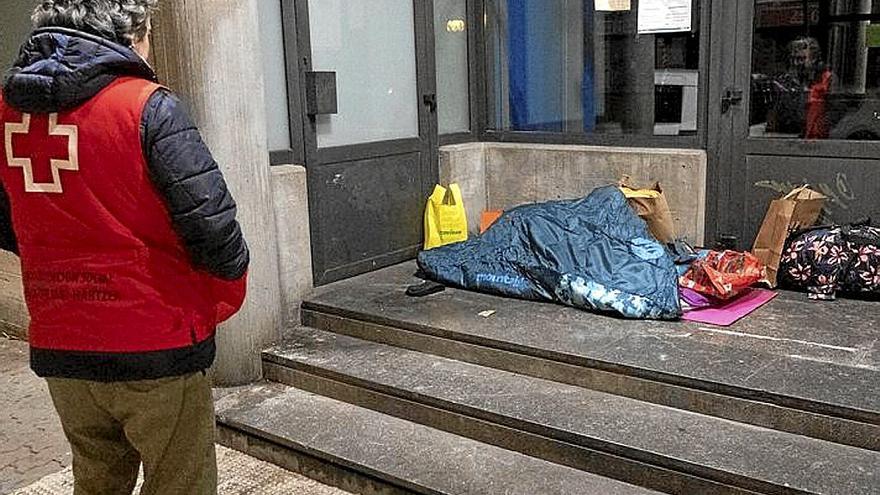 23:30 horas: Álvaro y Manu atendiendo a varias personas