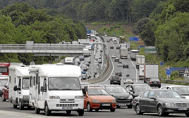 Retenciones a la altura de Biriatu en la &lsquo;Operaci&oacute;n Salida&rsquo; durante el verano previo a la pandemia. | FOTO: EFE