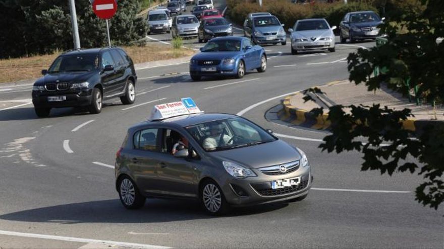 Imagen de un vehículo de autoescuela.