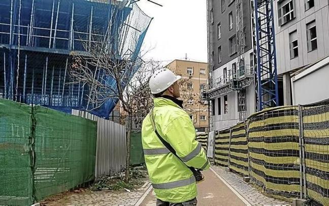 La construcción es uno de los sectores en los que la mejora del salario mínimo beneficiaría a más trabajadores La construcción es uno de los sectores en los que la mejora del salario mínimo beneficiaría a más trabajadores