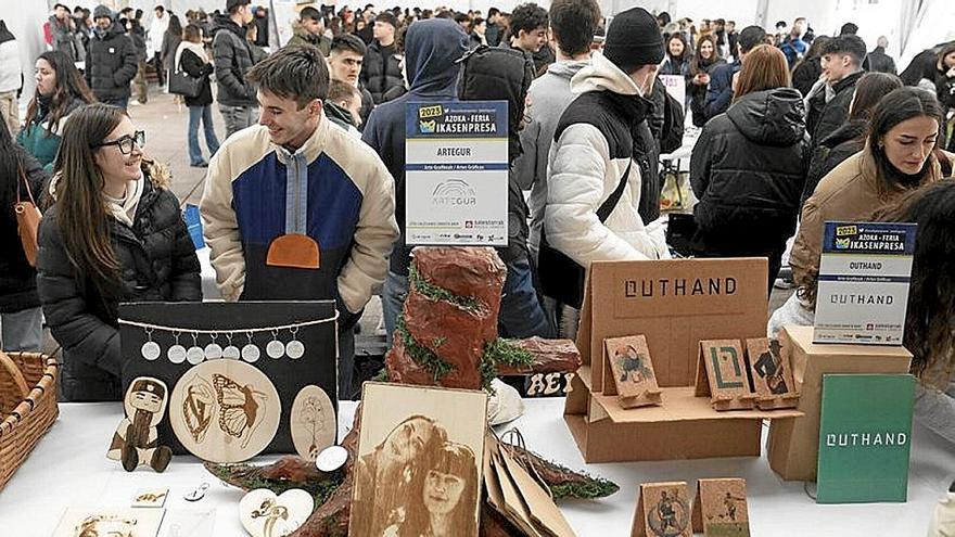 Dos visitantes se interesan por uno de los proyectos.