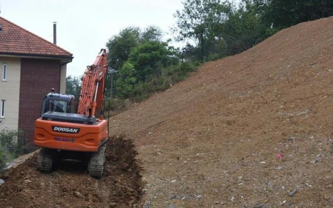 Gobierno vasco y Diputaci&oacute;n est&aacute; llevando a cabo ahora mismo la estabilizaci&oacute;n de una de las laderas de El Pe&ntilde;ascal para evitar problemas a los nuevos edificios que se construir&aacute;n en un futuro.
