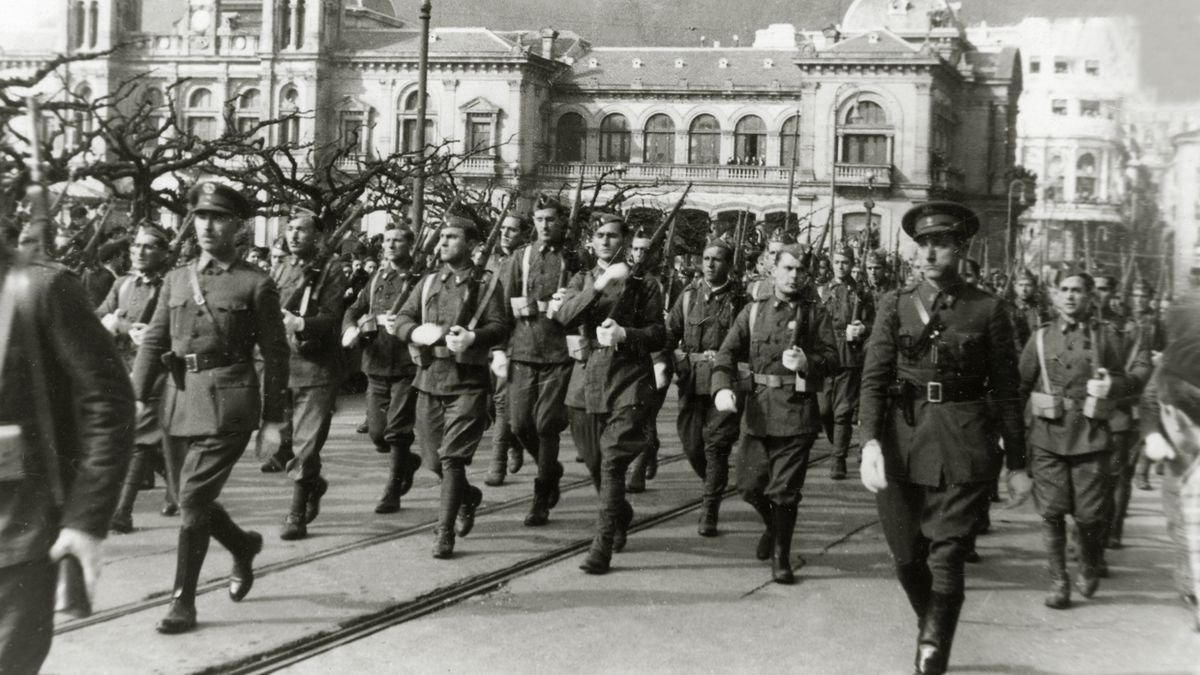 Ejército de Franco desfilando por la calle Hernani.
