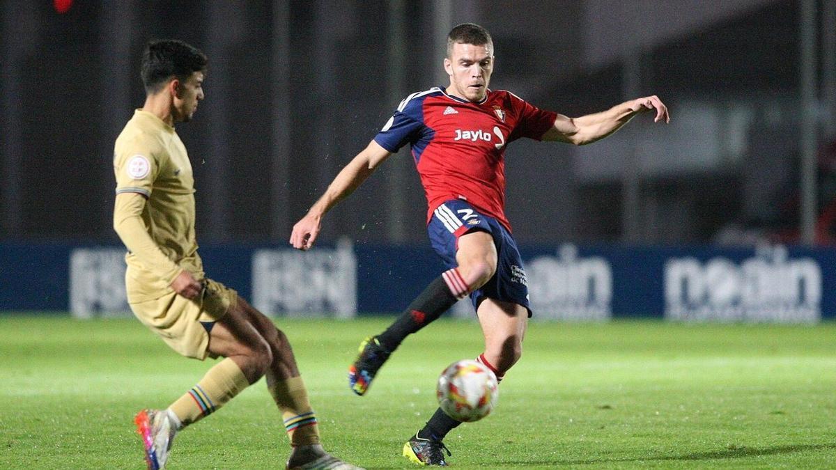 Diego Moreno realizando un tiro en el partido contra el Barça Atlètic