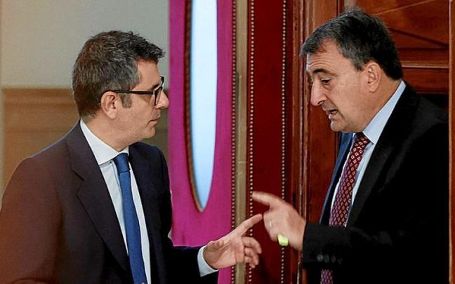 El ministro de la Presidencia, F&eacute;lix Bola&ntilde;os, conversa ayer con el portavoz jeltzale en Madrid, Aitor Esteban, en un receso del pleno en el Congreso.