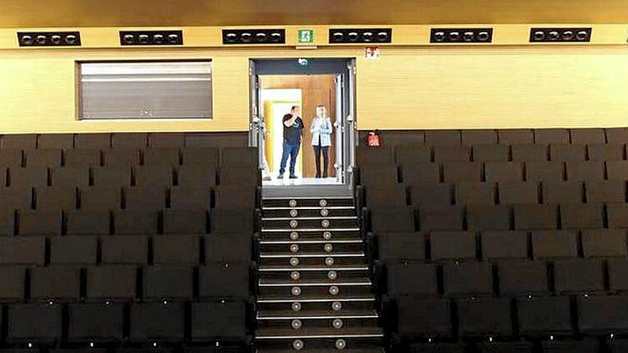 La ‘joya’ de la musika etxea, el auditorio; y el rótulo de la Escuela de Aprendices, seña del pasado histórico.